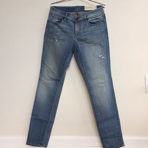 NWT! LOFT Light Wash Curvy Skinny Jeans